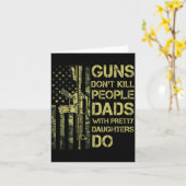Guns Don't Kill People Dads With Pretty Daughters Kaart (Gele Bloem)