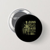 Guns Don't Kill People Dads With Pretty Daughters Ronde Button 5,7 Cm (Voorkant /achterkant)