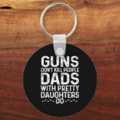 Guns Don't Kill People Dads With Pretty Daughters Sleutelhanger (Voorkant)
