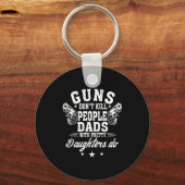 Guns Don't Kill People Dads With Pretty Daughters  Sleutelhanger (Voorkant)