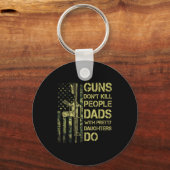 Guns Don't Kill People Dads With Pretty Daughters  Sleutelhanger (Voorkant)