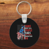 Guns Don't Kill People Dads With Pretty Daughters  Sleutelhanger (Voorkant)