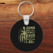 Guns Don't Kill People Dads With Pretty Daughters  Sleutelhanger (Voorkant)