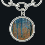 Gustav Klimt Beech Tree Grove Armband<br><div class="desc">Het is gebaseerd op de natuur schilderkunst van Gustav Klimt, Beech Grove 1, 1902. Het kunstwerk toont een dicht bos van hoge, slanke berkenbomen, met bleke stammen gemarkeerd door duistere, verticale lijnen. Het gebladerte is afgebeeld in tinten blauw, groen en geel, waardoor een gevoel van diepte en levendigheid aan de...</div>