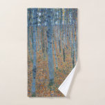 Gustav Klimt Beech Tree Grove Bad Handdoek<br><div class="desc">Het is gebaseerd op de natuur schilderkunst van Gustav Klimt, Beech Grove 1, 1902. Het kunstwerk toont een dicht bos van hoge, slanke berkenbomen, met bleke stammen gemarkeerd door duistere, verticale lijnen. Het gebladerte is afgebeeld in tinten blauw, groen en geel, waardoor een gevoel van diepte en levendigheid aan de...</div>