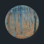 Gustav Klimt Beech Tree Grove Papieren Bordje<br><div class="desc">Het is gebaseerd op de natuur schilderkunst van Gustav Klimt, Beech Grove 1, 1902. Het kunstwerk toont een dicht bos van hoge, slanke berkenbomen, met bleke stammen gemarkeerd door duistere, verticale lijnen. Het gebladerte is afgebeeld in tinten blauw, groen en geel, waardoor een gevoel van diepte en levendigheid aan de...</div>
