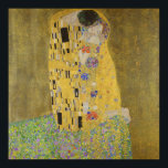 Gustav Klimt-De Kus | Gold Leaf Artwork Poster<br><div class="desc">Gustav Klimt's "The Kiss" is ongetwijfeld een van de meest iconische en gerespecteerde schilderijen van het begin van de 20e eeuw, die de Art Nouveau-beweging belichaamt met zijn ingewikkelde details en gouden bladaccenten. Het kunstwerk toont een liefdevol stel, een man en een vrouw, opgesloten in een tedere kus tegen een...</div>