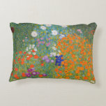 Gustav Klimt Flower Garden Cottage Natuur Accent Kussen<br><div class="desc">Een prachtig tuinschilderij - dit is een klassiek schilderij van Gustav Klimt,  genaamd Cottage Garden,  of Bauergarten,  1907,  dat is een close-up van een bloementuin,  een kleurrijk bloemschilderij.</div>