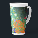 Gustav Klimt Flower Garden Latte Mok<br><div class="desc">Latte Mok met de oliefilter van Gustav Klimt Flower Garden (1906). Een prachtige tuin van paarse,  rode,  witte,  blauwe en oranje bloemen. Een groot geschenk voor fans van Art Nouveau en Oostenrijkse kunst.</div>