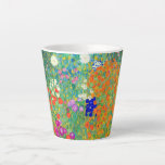Gustav Klimt Flower Garden Latte Mok<br><div class="desc">Latte Mok met de oliefilter van Gustav Klimt Flower Garden (1906). Een prachtige tuin van paarse,  rode,  witte,  blauwe en oranje bloemen. Een groot geschenk voor fans van Art Nouveau en Oostenrijkse kunst.</div>
