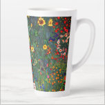 Gustav Klimt Flower Garden Latte Mok<br><div class="desc">Latte Mok met de olieverf van Gustav Klimt Boerderij Garden met zonnebloemen (1907). Een prachtige tuin van zonnebloemen en voortreffelijke blauwe,  rode,  paarse,  roze en witte bloemen. Een groot geschenk voor fans van Art Nouveau en Oostenrijkse kunst.</div>