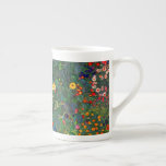 Gustav Klimt Flower Garden Porselein Kop<br><div class="desc">Bone China Mok met Boerderij van het olieverf van Gustav Klimt Garden met zonnebloemen (1907). Een prachtige tuin van zonnebloemen en voortreffelijke blauwe,  rode,  paarse,  roze en witte bloemen. Een groot geschenk voor fans van Art Nouveau en Oostenrijkse kunst.</div>