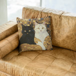 Gustav Klimt inspireerde twee katten in bed Kussen<br><div class="desc">Voeg een vleugje artistieke elegantie toe aan uw interieur met dit door Gustav Klimt geïnspireerde 'Two Cats in Bed' Sierkussen. Dit kussenontwerp is een eerbetoon aan Klimts gerenommeerde kunstwerk en geeft prachtig de geest van katachtig gezelschap weer. De ingewikkelde patronen en luxueuze kleuren creëer zijn een visueel boeiend en harmonieus...</div>