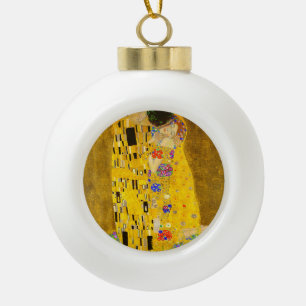 Gustav Klimt is het beroemde schilderij The Kiss. Keramische Bal Ornament