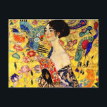 Gustav Klimt Lady met Fan Briefkaart<br><div class="desc">Briefkaart met de olieverf van Gustav Klimt Lady met Fan (1918). Een vrouw die een blauwe kimono draagt,  houdt een rode ventilator tegen een kleurrijke gele achtergrond van bloemen en pauzes. Een groot geschenk voor fans van Japonisme en Europese kunst.</div>
