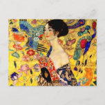 Gustav Klimt Lady met Fan Briefkaart<br><div class="desc">Briefkaart met de olieverf van Gustav Klimt Lady met Fan (1918). Een vrouw die een blauwe kimono draagt,  houdt een rode ventilator tegen een kleurrijke gele achtergrond van bloemen en pauzes. Een groot geschenk voor fans van Japonisme en Europese kunst.</div>