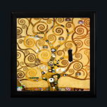 Gustav Klimt Levensboom: Art Nouveau Symbolist Cadeaudoosje<br><div class="desc">Verhoog uw ruimte met dit iconische meesterwerk, Gustav Klimt's "Tree of Life" (van de Stoclet Frieze). Dit beroemde art nouveau-kunstwerk boeit met zijn wervelende gouden takken, ingewikkelde patronen en symbolische motieven die de reis, verbinding en groei van het leven vertegenwoordigen. Klimt's kenmerkende gebruik van rijk, glinsterend goud, mozaïekachtige details en...</div>