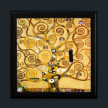 Gustav Klimt Levensboom: Art Nouveau Symbolist Cadeaudoosje<br><div class="desc">Verhoog uw ruimte met dit iconische meesterwerk, Gustav Klimt's "Tree of Life" (van de Stoclet Frieze). Dit beroemde art nouveau-kunstwerk boeit met zijn wervelende gouden takken, ingewikkelde patronen en symbolische motieven die de reis, verbinding en groei van het leven vertegenwoordigen. Klimt's kenmerkende gebruik van rijk, glinsterend goud, mozaïekachtige details en...</div>