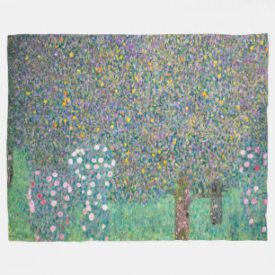 Gustav Klimt - Rosebushes onder de bomen Fleece Deken