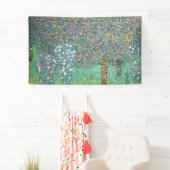 Gustav Klimt - Rosebushes onder de bomen Spandoek (Insitu)