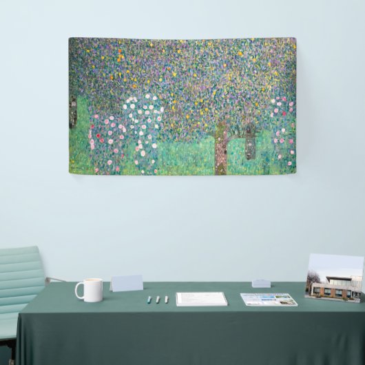 Gustav Klimt - Rosebushes onder de bomen Spandoek (Beurs)