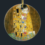 Gustav Klimt The Kiss  Art Nieuw schilderen Keramisch Ornament<br><div class="desc">Gustav Klimt The Kiss Art Nouveau Painting The Kiss (in het Duits: Der Kuss) werd tussen 1907 en 1908 geschilderd door de Oostenrijkse symbolistische schilder Gustav Klimt, het hoogtepunt van zijn Gouden Periode, toen hij een aantal werken in een soortgelijke geslepen stijl schilderde. Het schilderij wordt algemeen beschouwd als een...</div>