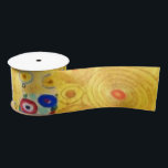 Gustav Klimt The Kiss  Art Nieuw schilderen Satijnen Lint<br><div class="desc">Gustav Klimt The Kiss Art Nouveau Painting The Kiss (in het Duits: Der Kuss) werd tussen 1907 en 1908 geschilderd door de Oostenrijkse symbolistische schilder Gustav Klimt, het hoogtepunt van zijn Gouden Periode, toen hij een aantal werken in een soortgelijke geslepen stijl schilderde. Het schilderij wordt algemeen beschouwd als een...</div>