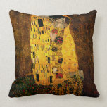 Gustav Klimt The Kiss Cushions Kussen<br><div class="desc">Gustav Klimt,  de kus.
Een Oostenrijkse symboliekschilder,  1862 - 1918.
Dit is een olieslak met daarop lagen goudblad aangebracht,  die het een opvallend uiterlijk geeft.</div>