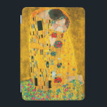 Gustav Klimt The Kiss iPad Mini Cover<br><div class="desc">iPad Cover met olieverf van Gustav Klimt met goudblad The Kiss (1908). Een man en een vrouw,  met briljante gouden kleuren,  omarmen en kussen op een bloesem. Een groot geschenk voor fans van Art Nouveau en Oostenrijkse kunst.</div>