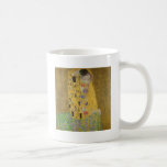 Gustav Klimt "The Kiss" Koffiemok<br><div class="desc">Gustav Klimt's meesterwerk: "De kus". "De Kus", gemaakt door de Oostenrijkse schilder Gustav Klimt. Het wordt beschouwd als zijn beroemdste werk. Hij schilderde het tussen de jaren 1907 en 1908, het hoogtepunt van zijn "Golden Period", toen hij een aantal werken schilderde met gouden bladeren. Oostenrijk beschouwt "De Kus" als een...</div>
