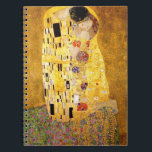 Gustav Klimt The Kiss-laptop Notitieboek<br><div class="desc">Gustav Klimt The Kiss notebook. Schilder van kunststofolie op doek van 1907-1908. De Kus is het bekendste schilderij van Gustav Klimt,  een prachtig werk dat de hoogte van zijn gouden periode weergeeft. Een perfect cadeau voor liefhebbers van het Oostenrijkse symboliek,  Gustav Klimt,  en mooie kunst.</div>