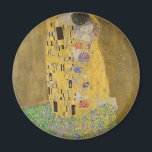 Gustav Klimt "The Kiss" Magneet<br><div class="desc">Gustav Klimt's meesterwerk: "De kus". "De Kus", gemaakt door de Oostenrijkse schilder Gustav Klimt. Het wordt beschouwd als zijn beroemdste werk. Hij schilderde het tussen de jaren 1907 en 1908, het hoogtepunt van zijn "Golden Period", toen hij een aantal werken schilderde met gouden bladeren. Oostenrijk beschouwt "De Kus" als een...</div>