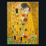 Gustav Klimt The Kiss Notitieboek<br><div class="desc">Notitieboek met olieverf van Gustav Klimt met goudblad The Kiss (1908). Een man en een vrouw,  met briljante gouden kleuren,  omarmen en kussen op een bloesem. Een groot geschenk voor fans van Art Nouveau en Oostenrijkse kunst.</div>