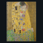 Gustav Klimt "The Kiss" Notitieboek<br><div class="desc">Gustav Klimt's meesterwerk: De kus. "De Kus", gemaakt door de Oostenrijkse schilder Gustav Klimt. Het wordt beschouwd als zijn beroemdste werk. Hij schilderde het tussen de jaren 1907 en 1908, het hoogtepunt van zijn "Golden Period", toen hij een aantal werken schilderde met gouden bladeren. Oostenrijk beschouwt "De Kus" als een...</div>