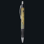 Gustav Klimt The Kiss Pen<br><div class="desc">De Kus is het meest iconische en beroemde schilderij van Gustav Klimt. Het is een prachtig gouden schilderij van een paar diep verliefd op het delen van een romantisch moment van een gepassioneerde kus. Profiteer van uw hoogwaardige cadeauideeën en geweldige producten met dit prachtige meesterwerk. Bekijk onze winkel voor meer...</div>