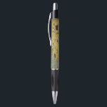 Gustav Klimt The Kiss Pen<br><div class="desc">De Kus is het meest iconische en beroemde schilderij van Gustav Klimt. Het is een prachtig gouden schilderij van een paar diep verliefd op het delen van een romantisch moment van een gepassioneerde kus. Profiteer van uw hoogwaardige cadeauideeën en geweldige producten met dit prachtige meesterwerk. Bekijk onze winkel voor meer...</div>
