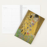 Gustav Klimt The Kiss Planner<br><div class="desc">De Kus is het meest iconische en beroemde schilderij van Gustav Klimt. Het is een prachtig gouden schilderij van een paar diep verliefd op het delen van een romantisch moment van een gepassioneerde kus. Profiteer van uw hoogwaardige cadeauideeën en geweldige producten met dit prachtige meesterwerk. Bekijk onze winkel voor meer...</div>