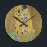 Gustav Klimt "The Kiss" Ronde Klok<br><div class="desc">Gustav Klimt's meesterwerk: "De kus". "De Kus", gemaakt door de Oostenrijkse schilder Gustav Klimt. Het wordt beschouwd als zijn beroemdste werk. Hij schilderde het tussen de jaren 1907 en 1908, het hoogtepunt van zijn "Golden Period", toen hij een aantal werken schilderde met gouden bladeren. Oostenrijk beschouwt "De Kus" als een...</div>