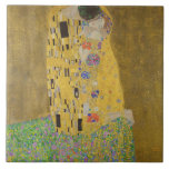 Gustav Klimt The Kiss Tegeltje<br><div class="desc">De Kus is het meest iconische en beroemde schilderij van Gustav Klimt. Het is een prachtig gouden schilderij van een paar diep verliefd op het delen van een romantisch moment van een gepassioneerde kus. Profiteer van uw hoogwaardige cadeauideeën en geweldige producten met dit prachtige meesterwerk. Bekijk onze winkel voor meer...</div>