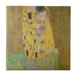 Gustav Klimt "The Kiss" Tegeltje<br><div class="desc">Gustav Klimt's meesterwerk: De kus. "De Kus", gemaakt door de Oostenrijkse schilder Gustav Klimt. Het wordt beschouwd als zijn beroemdste werk. Hij schilderde het tussen de jaren 1907 en 1908, het hoogtepunt van zijn "Golden Period", toen hij een aantal werken schilderde met gouden bladeren. Oostenrijk beschouwt "De Kus" als een...</div>