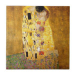 Gustav Klimt The Kiss Tile Tegeltje<br><div class="desc">Gustav Klimt De kus-tegel. Schilder van kunststofolie op doek van 1907-1908. De Kus is het bekendste schilderij van Gustav Klimt,  een prachtig werk dat de hoogte van zijn gouden periode weergeeft. Een perfect cadeau voor liefhebbers van het Oostenrijkse symboliek,  Gustav Klimt,  en mooie kunst.</div>