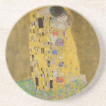 Gustav Klimt "The Kiss" Zandsteen Onderzetter<br><div class="desc">Gustav Klimt's meesterwerk: "De kus". "De Kus", gemaakt door de Oostenrijkse schilder Gustav Klimt. Het wordt beschouwd als zijn beroemdste werk. Hij schilderde het tussen de jaren 1907 en 1908, het hoogtepunt van zijn "Golden Period", toen hij een aantal werken schilderde met gouden bladeren. Oostenrijk beschouwt "De Kus" als een...</div>