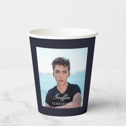 Guy Afstudeerder Modern Afstuderen Aangepaste foto Papieren Bekers (Voorkant)