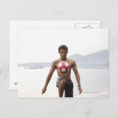 Guy die football speelt op het strand briefkaart (Voorkant / Achterkant)