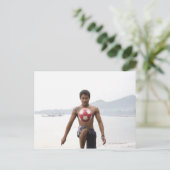 Guy die football speelt op het strand briefkaart (Staand voorkant)