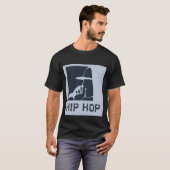 GUY IN HOODIE RAPPING OP DE MIC HIP HOP T-SHIRT (Voorkant volledig)