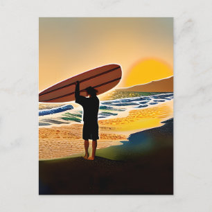 Guy op het strand met Surf Board bij zonsondergang Briefkaart