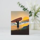 Guy op het strand met Surf Board bij zonsondergang Briefkaart (Staand voorkant)