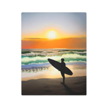 Guy op het strand met Surf Board Sunset