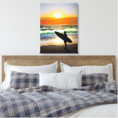 Guy op het strand met Surf Board Sunset Canvas Afdruk (Insitu (Slaapkamer))